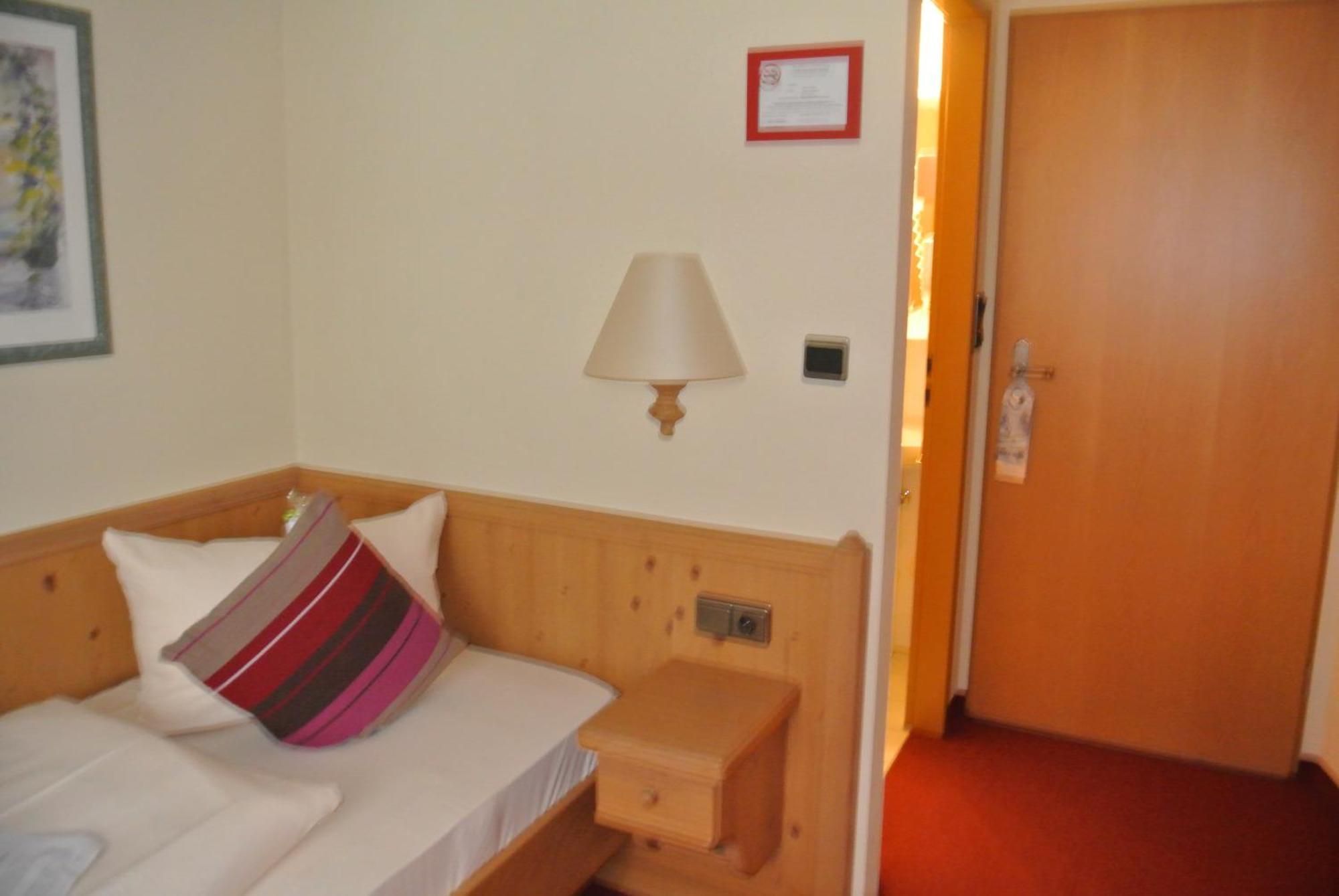 Akzent Hotel Am Bach Dettelbach Oda fotoğraf